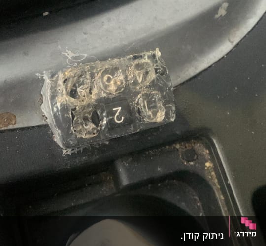 לוח מקשים קטן עם מספרים ברכב